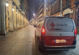 El vehículo de Cruz Roja, por la noche en la Calle Mayor de Palencia.