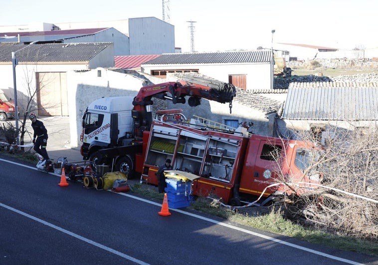 Labores de retirada del camión accidentado en Fompedraza.