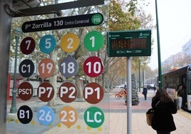 Parada de autobús en el Paseo de Zorrilla.