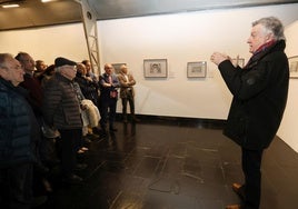 Chema Manzano explica la muestra de sus dibujos, este jueves en el Museo de Palencia.