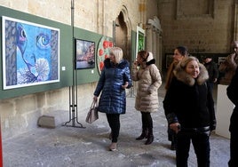 Marian López, la nueva presidenta de Thieldon, observa una obra expuesta en el claustro de la Catedral, este jueves.