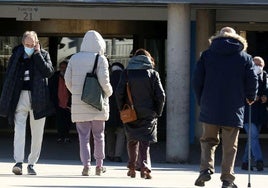 Trasiego de usuarios en la entrada principal del Hospital General de Segovia en estas fechas, algunos de ellos con las mascarillas puestas.