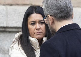 La hermana de Esther López, Inés López, con su abogado, el pasado 8 de enero.