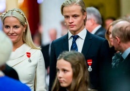 La princesa Mette Marit (izq.) y su hijo Marius Borg Hoiby.