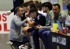 Álvaro Senovilla habla en el banquillo con varios jugadores durante un partido de esta temporada.