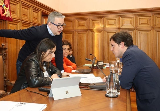 El portavoz del PP conversa con la alcaldesa y el concejal de Medio Ambiente antes del pleno.