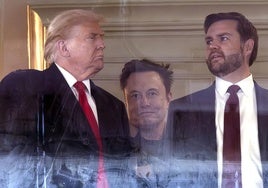 Donald Trump, Elon Musk, y JD Vance, asisten a un partido de fútbol el pasado mes de diciembre.