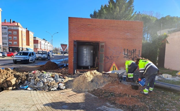 Operarios durante la reparación del circuito de agua junto a las bombas de impulsión.