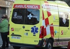 Una ambulancia atiende un reciente atropello ocurrido en Vía Roma.