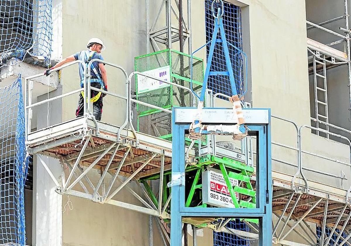 Trabajador en la construcción en un edificio de Valladolid.