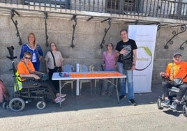 Miembros de EMedina frente al Ayuntamiento de Medina del Campo