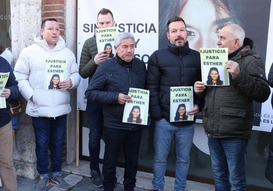 El padre de Esther López, en el centro, durante la concentración ante los Juzgados.