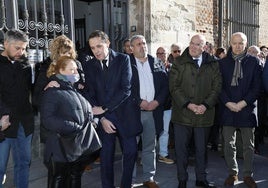 La mujer de Fernando, Raquel, recibe el consuelo de los presentes en el acto.