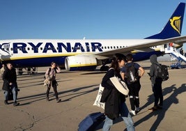 Pasajeros de un vuelo de Ryanair a su llegada a Valladolid en una imagen de archivo.