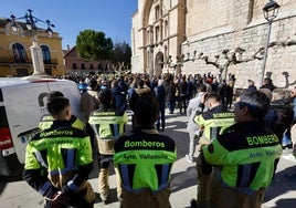 Compañeros de Fernando Navarro asistieron al funeral oficiado en Tudela de Duero, localidad donde vivía el bombero fallecido en acto de servicio.