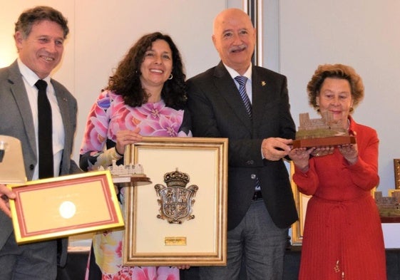 María Teresa Rodríguez Sainz-Rozas, en el centro, con el galardón.