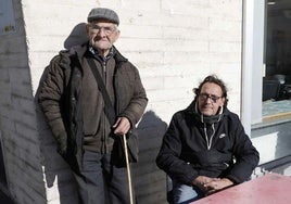 Lope González y Antonio Lázaro, sentados al sol del mediodía en la terraza del bar social de Sardón.