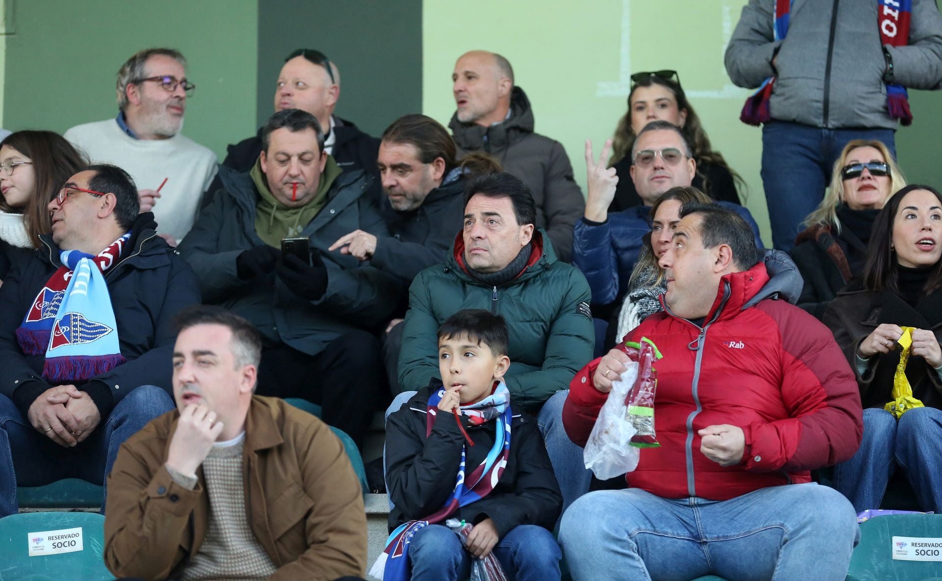 Búscate en las gradas de La Albuera durante el Segoviana vs Arenteiro