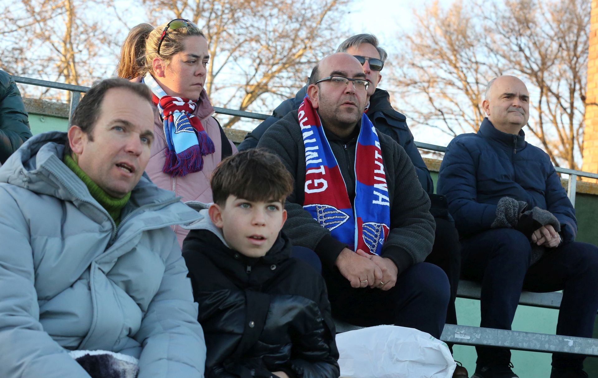 Búscate en las gradas de La Albuera durante el Segoviana vs Arenteiro