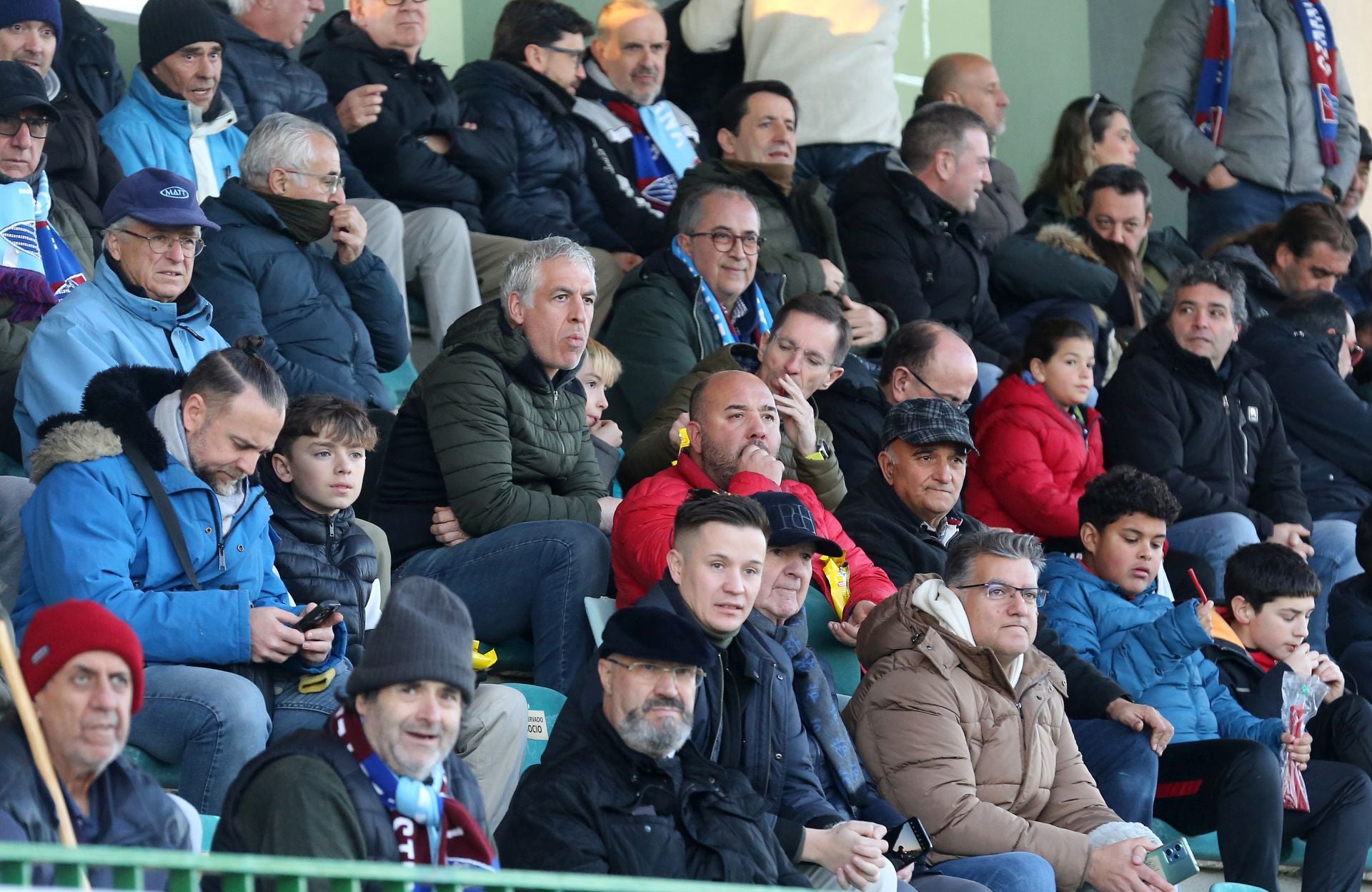 Búscate en las gradas de La Albuera durante el Segoviana vs Arenteiro