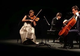 Sheila Gómez, Iván Martín y Mikel Zunzundegui en «la Delibes» del Calderón.