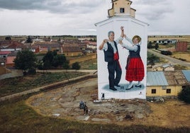 Los danzantes decoran el silo de Frechilla.