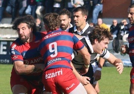 Dos jugadores de Ordizia frenan el ataque chamizo.