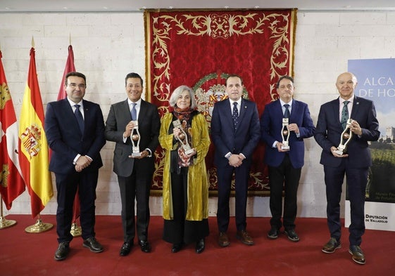 (de izquierda a derecha) Roberto Díez, alcalde de Peñafiel; Giancarlo Mulinelli, vicepresidente senior en ventas globales de Aeroméxico; Nieves Caballero, experiodista de El Norte de Castilla; Conrado Íscar, presidente de la Diputación de Valladolid; Félix Ángel Martín Díez, exalcalde de Peñafiel; y Ramiro Ruiz Medrano, expresidente de la Diputación de Valladolid y procurador en las Cortes de Castilla y León.