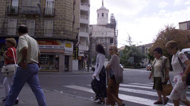 Un grupo de turistas pasea el 18 de agosto de 2000 en una ruta guiada que les lleva camino del Calderón. Dejan atrás la plaza de la Libertad, con la catedral al fondo. Como se puede ver, todavía no está construido el aparcamiento de Portugalete. Se inauguró un 15 de febrero, ¿de qué año?