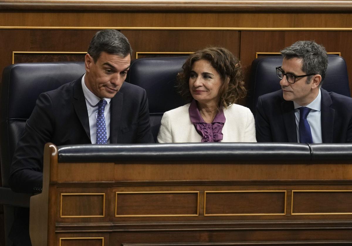 Pedro Sánchez, María Jesús Montero y Félix Bolaños , en un pleno del Congreso.