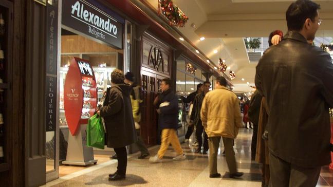 Compras de última hora para las Navidades de 2000 en el centro comercial. La tienda (Alejandro relojerías) tal vez sorprenda, pero los pasillos quizá sean pista suficiente. ¿Dónde se sacó esta foto?