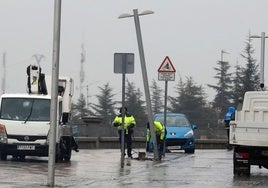 La farola, doblada, tras el choque del vehículo.