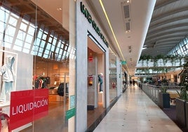 Tienda de Benetton en liquidación en el centro comercial Vallsur de Valladolid.