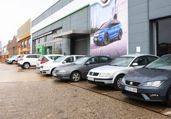 Vehículos a las puertas del concesionario Skoda de Palencia.