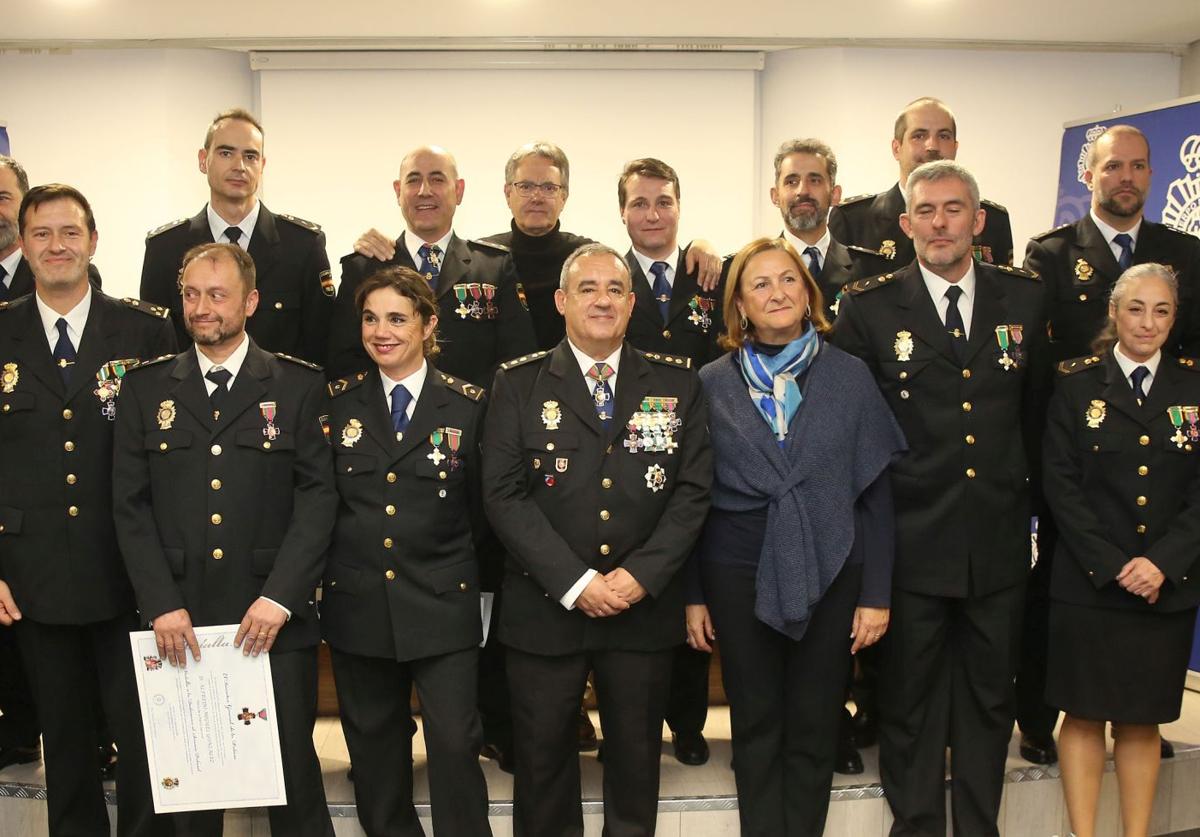 Policías distinguidos en el acto conmemorativo.