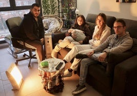 José y Laura, padres de Áxel, junto a otros dos inquilinos de la escalera.