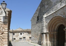 Portada románica de la iglesia parroquial de Castrillo de Onielo.