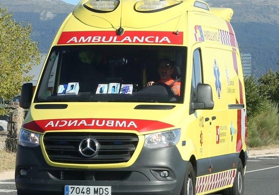 Ambulancia del 112 de Castilla y León en una carretera de la provincia de Segovia.