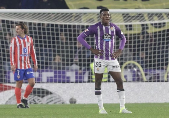 Juma, brazos en jarra, tras encajar un gol en el partido ante el Atleti.