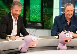 Pablo Motos con Josep Pedrerol en 'El Hormiguero'.