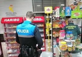 Policía Local y Guardia Civil, en la inspección en un establecimiento.