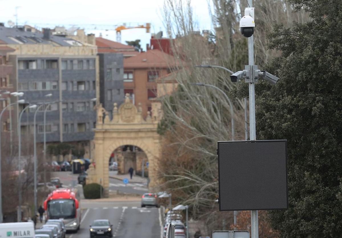 Cámaras y dispositivo de control del tráfico en la carretera de San Rafael.