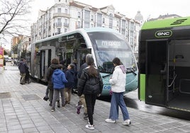 Viajeros suben al autobús en la parada de la Plaza de Zorrilla.