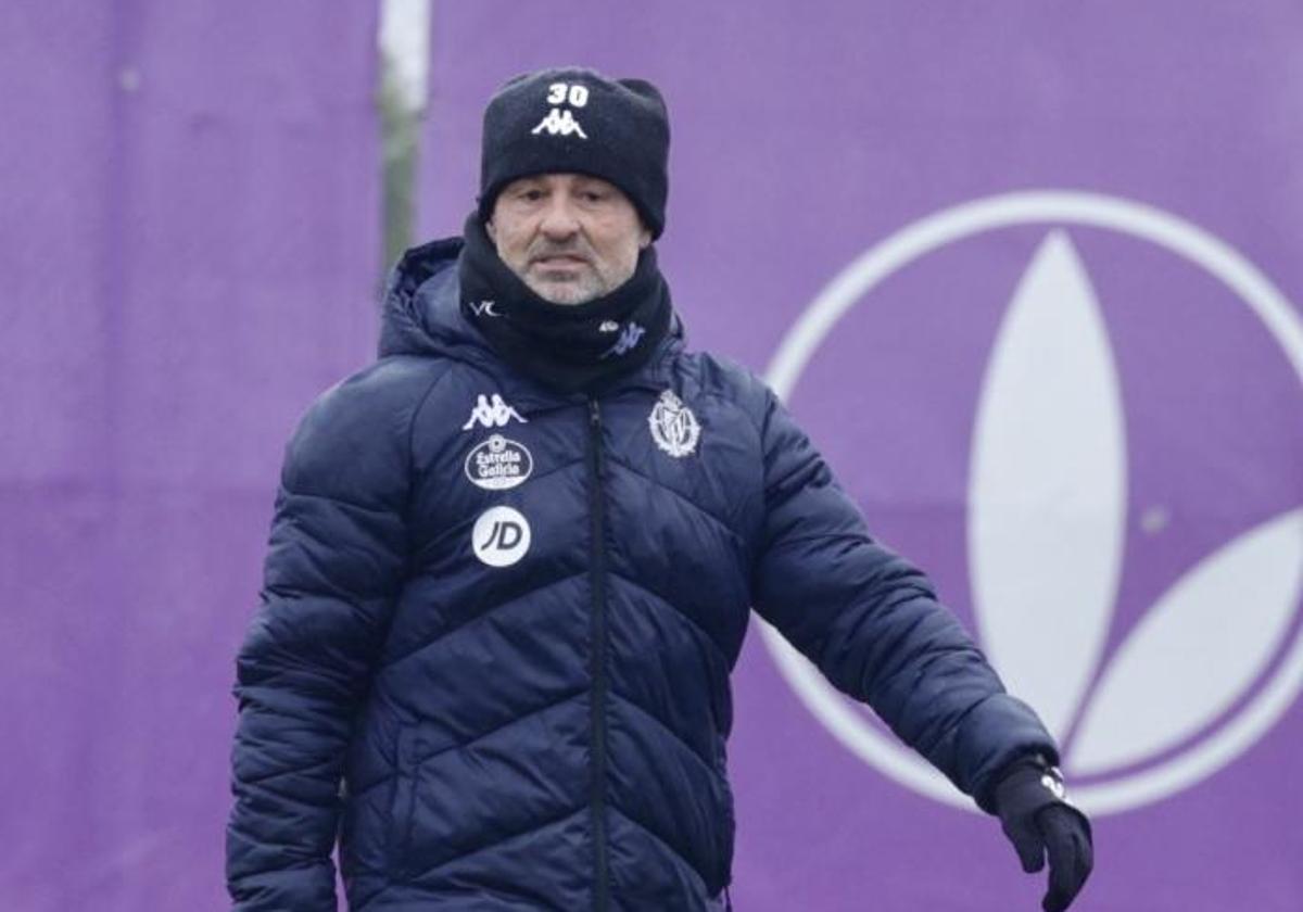 Diego Cocca, durante el entrenamiento del pasado lunes en los Campos Anexos.