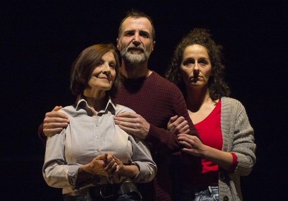 Aurora Herrero, el actor palentino Alfonso Mendiguchía y María San Miguel, en la obra 'Proyecto 43-2'.