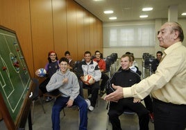 Luis Peña Téllez, a la derecha, explicando el reglamento a futuros árbitros, en una imagen de 2007.