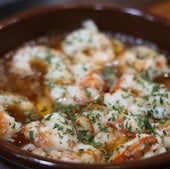 Gambas al ajillo en un pequeño bar del barrio de San Nicolás