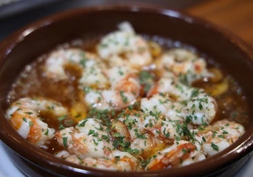 Gambas al ajillo en un pequeño bar del barrio de San Nicolás