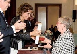 María Teresa Román de Vitoria recibe la medalla del Consejo General en el año 2016.