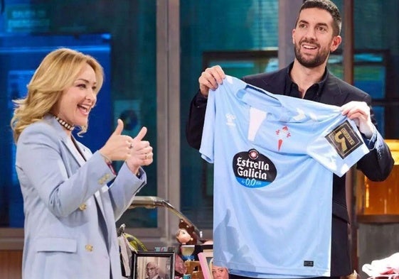 Marián Mouriño entrega la camiseta del Celta a David Broncano en 'La Revuelta'.